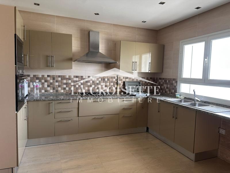 Etage de villa S+3 à La Marsa